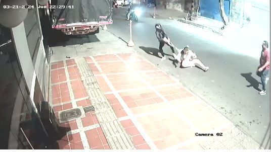 Criminales arrastraron a una mujer para robarle el bolso