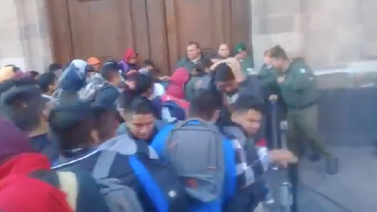 Normalistas de Ayotzinapa irrumpen en Palacio Nacional durante conferencia presidencial