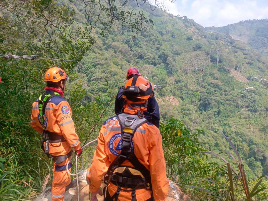 A 300 metros de altura rescataron a una familia en Piedecuesta