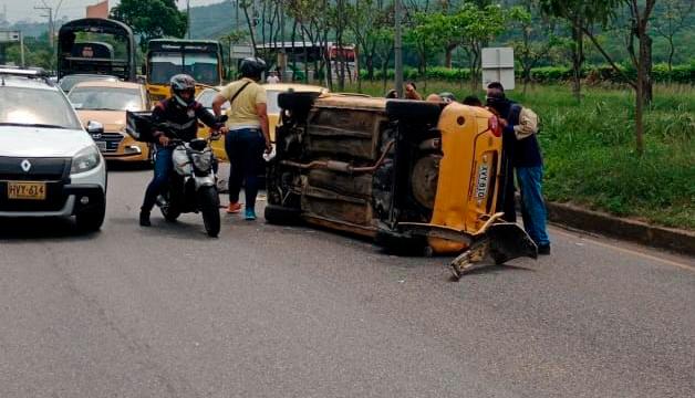 Taxistas colisionaron y colapsaron movilidad en el Puente El Bueno