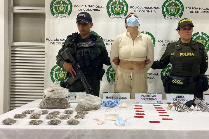 Mujer fue sorprendida con arsenal y gran carga de alucinógenos