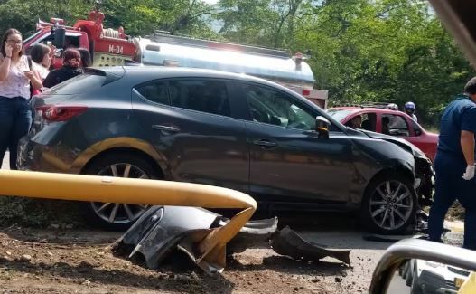 Un poste le dañó el paseo a cuatro jóvenes en Girón