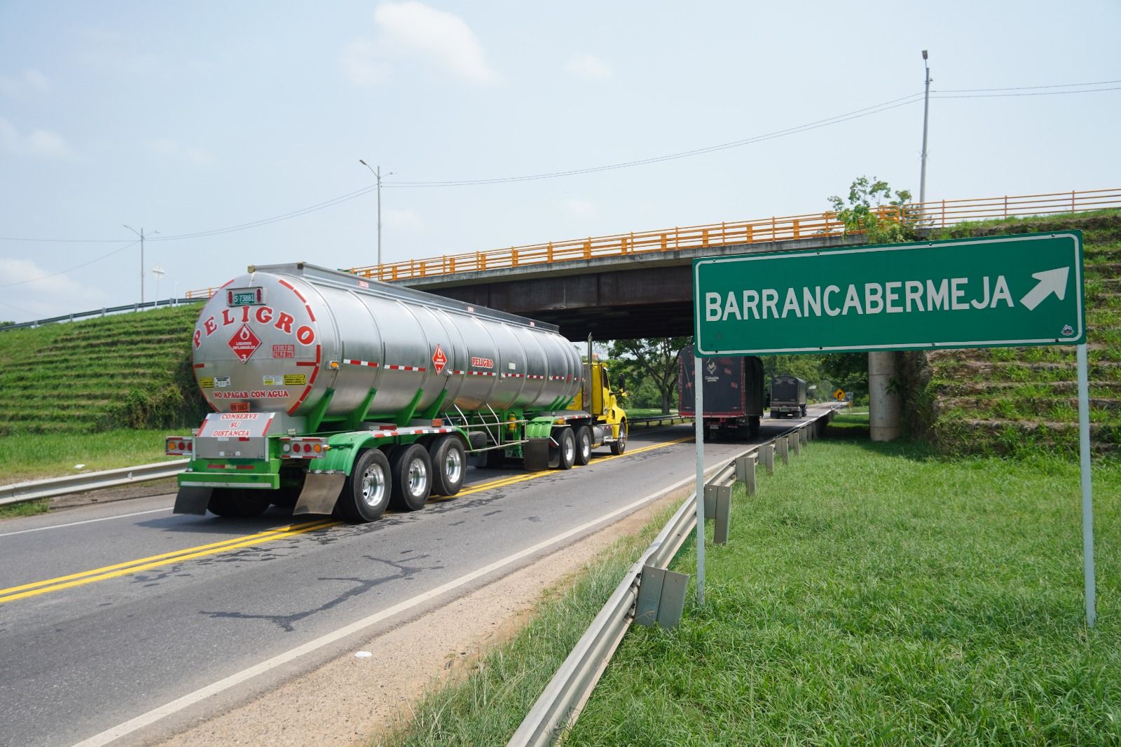Paso restringido para la carga pesada en el puente Vizcaina, entre Barrancabermeja y Puerto Salgar