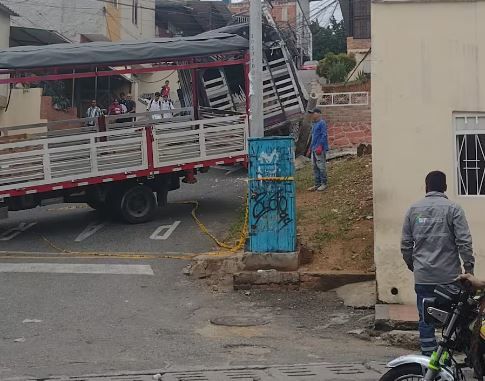 El peso le ganó a un camión en La Cumbre y en su descontrol dejó sin luz al barrio