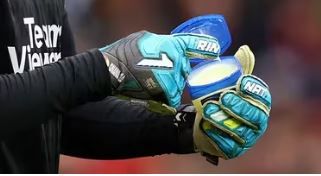 Vaselina, el truco de un popular arquero para atajar "mejor"