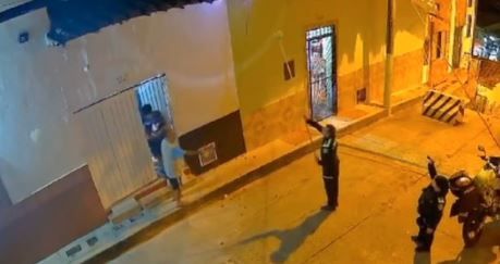 Jíbaro trató de esconder un 'fierro' en el techo de una casa
