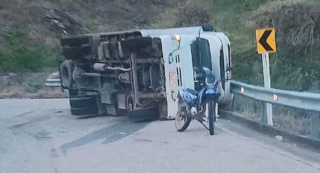 Otro camión se volcó vía Zapatoca