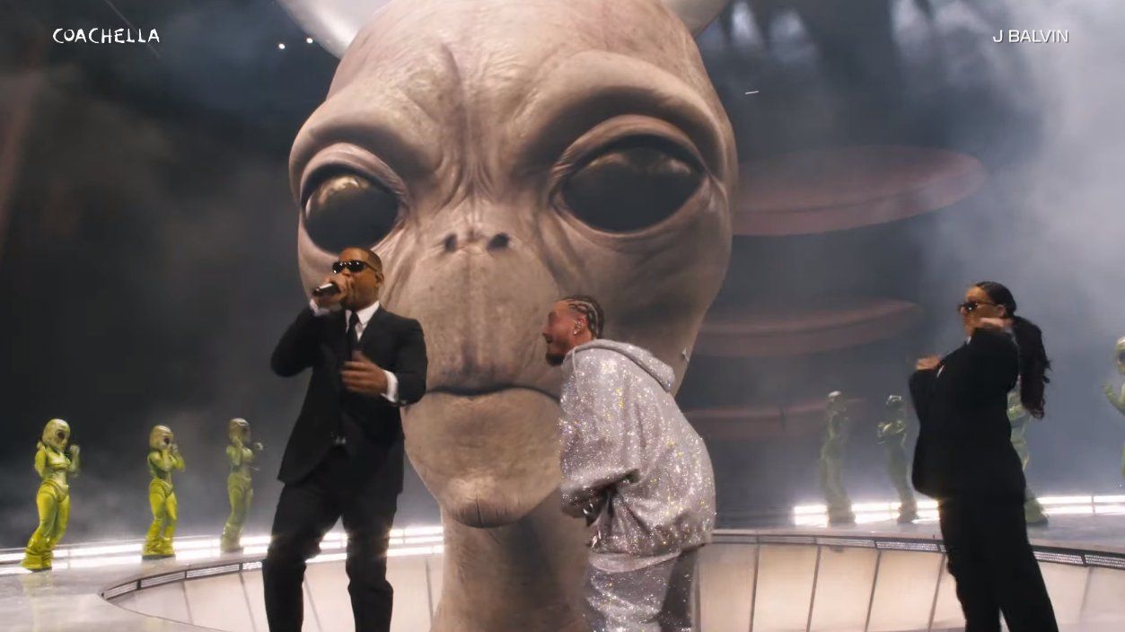 J Balvin conquista Coachella con invasión alienígena y la inesperada aparición de Will Smith