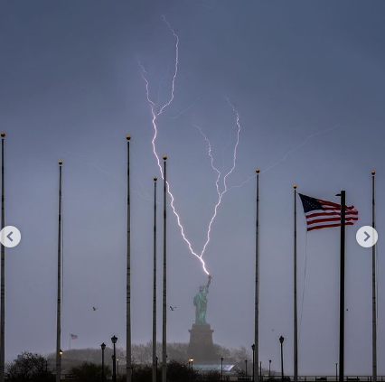 Rayo impacta la estatua de la libertad