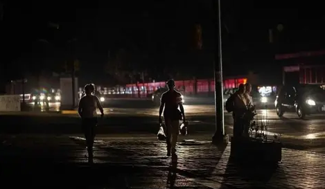 Ecuador a oscuras: Apagones de hasta 13 horas por crisis hidroeléctrica