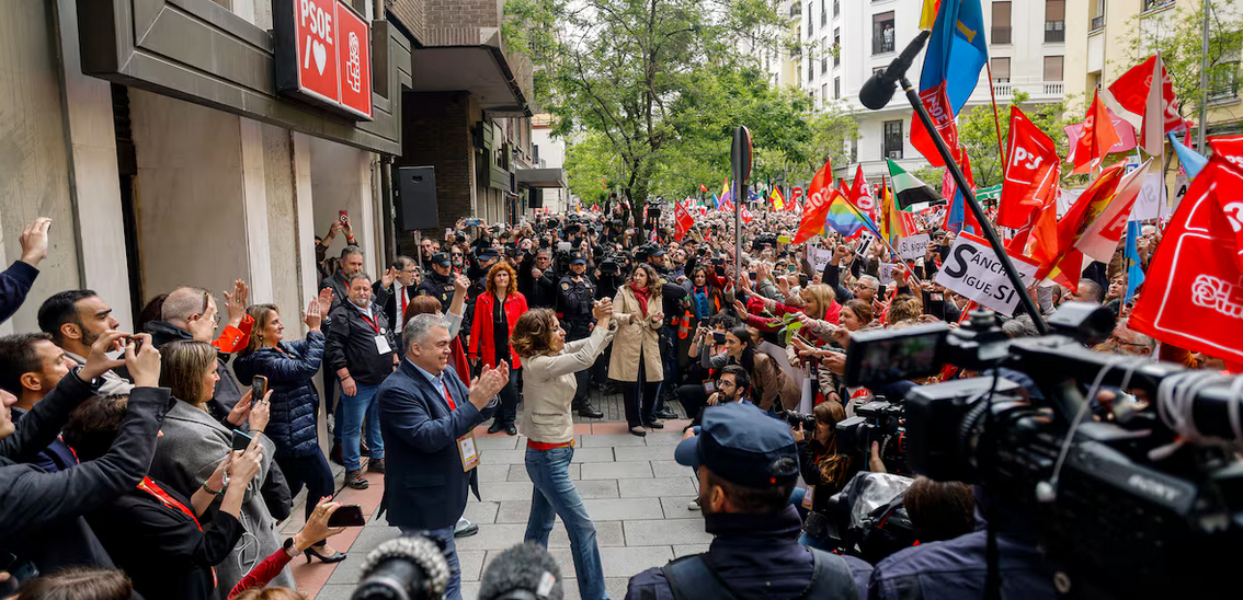 Ciudadanos le expresan su apoyo al presidente del gobierno español, Pedro Sánchez, en Madrid
