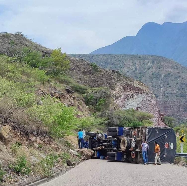 Un camión volcado obligó el cierre de la vía a Zapatoca