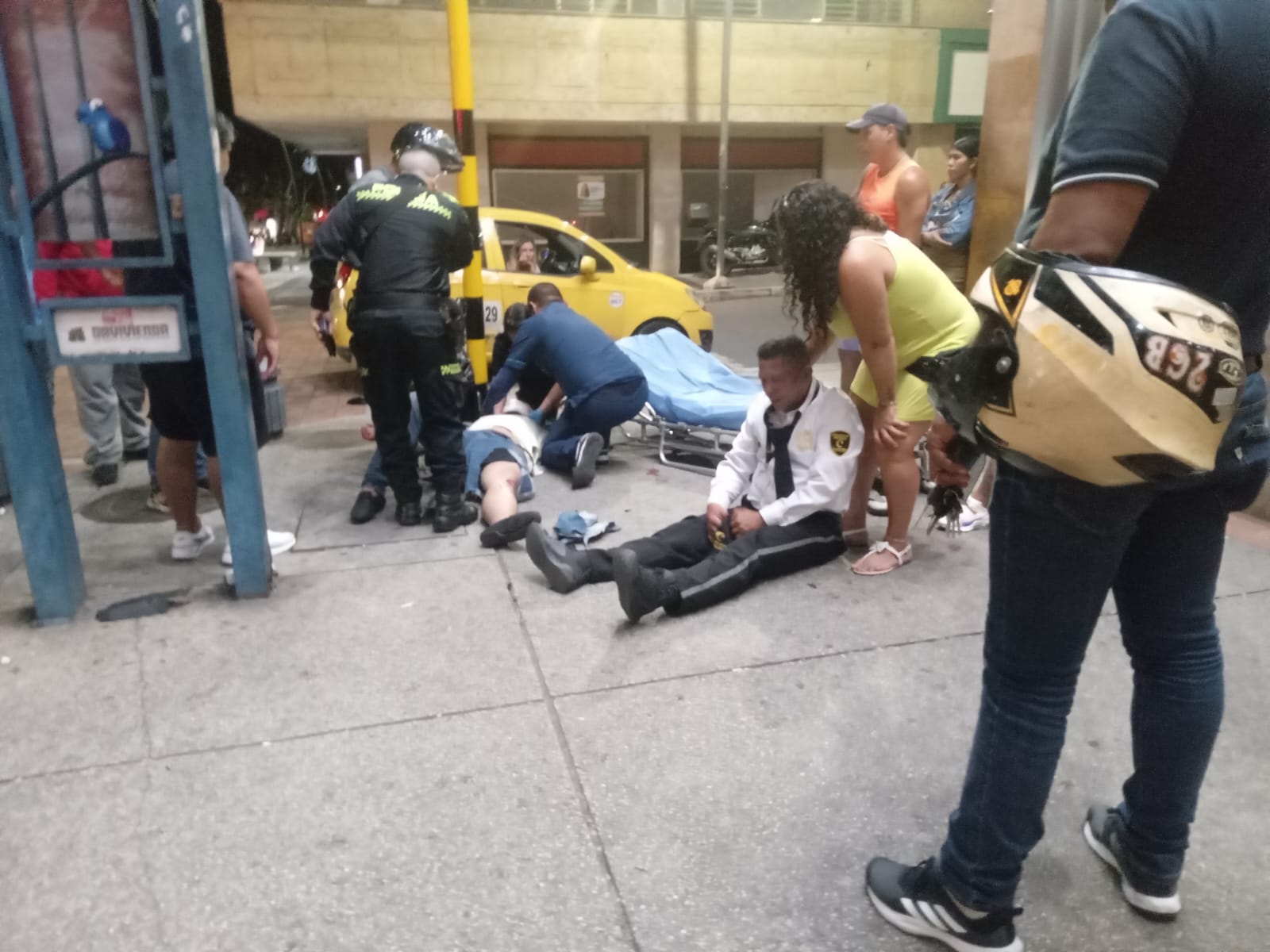 Motociclista se llevó por delante a vigilante del Banco de la República en Bucaramanga