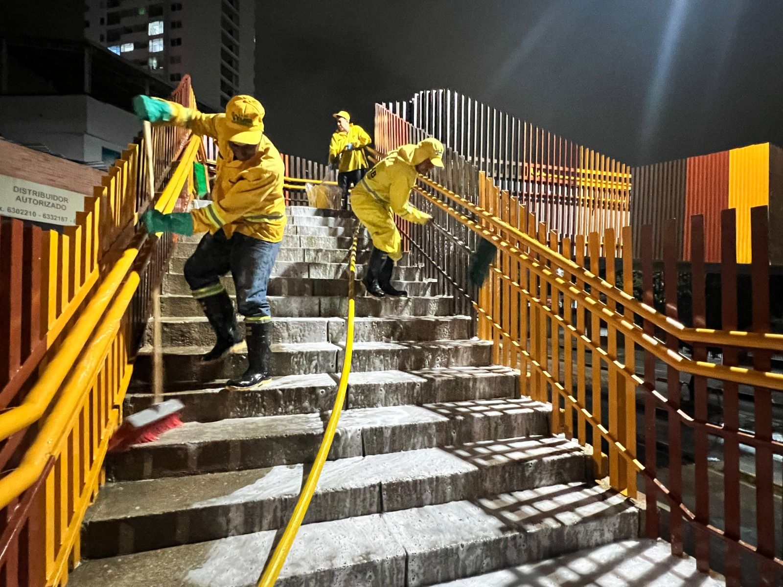 'Fuerza Amarilla' limpió los puentes peatonales de Bucaramanga