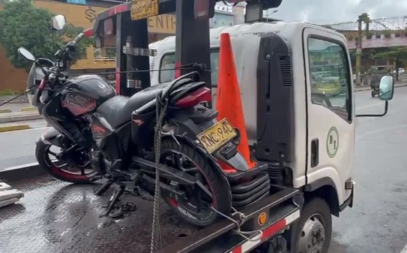 Motociclistas pillados en flagrancia al cruzar con sus vehículos por puentes peatonales