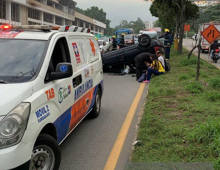 VIDEO. Carro volcado colapsó la movilidad en el Anillo Vial