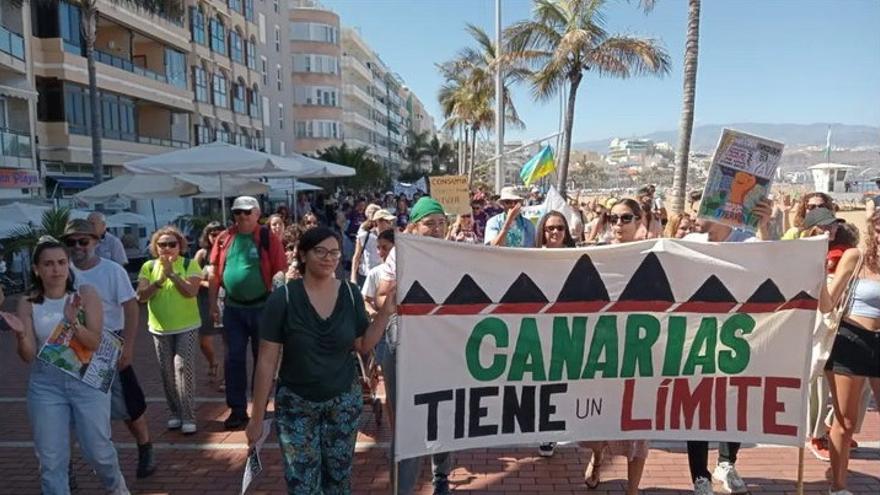 Miles De Personas Se Manifiestan En Las Islas Canarias Contra El Turismo Masivo