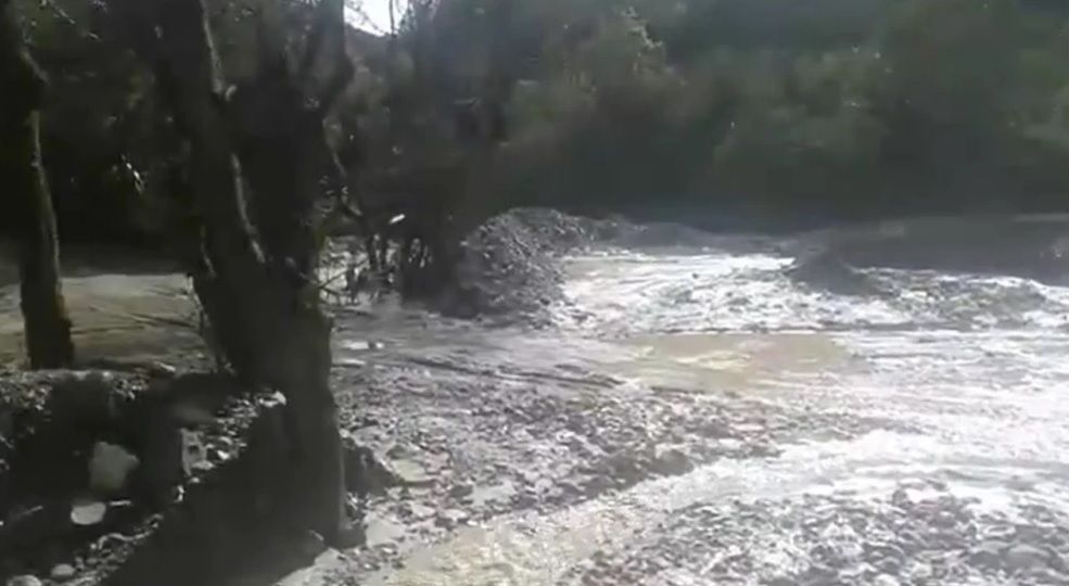 Vía Onzaga - San Joaquín cerrada por desbordamiento de quebrada