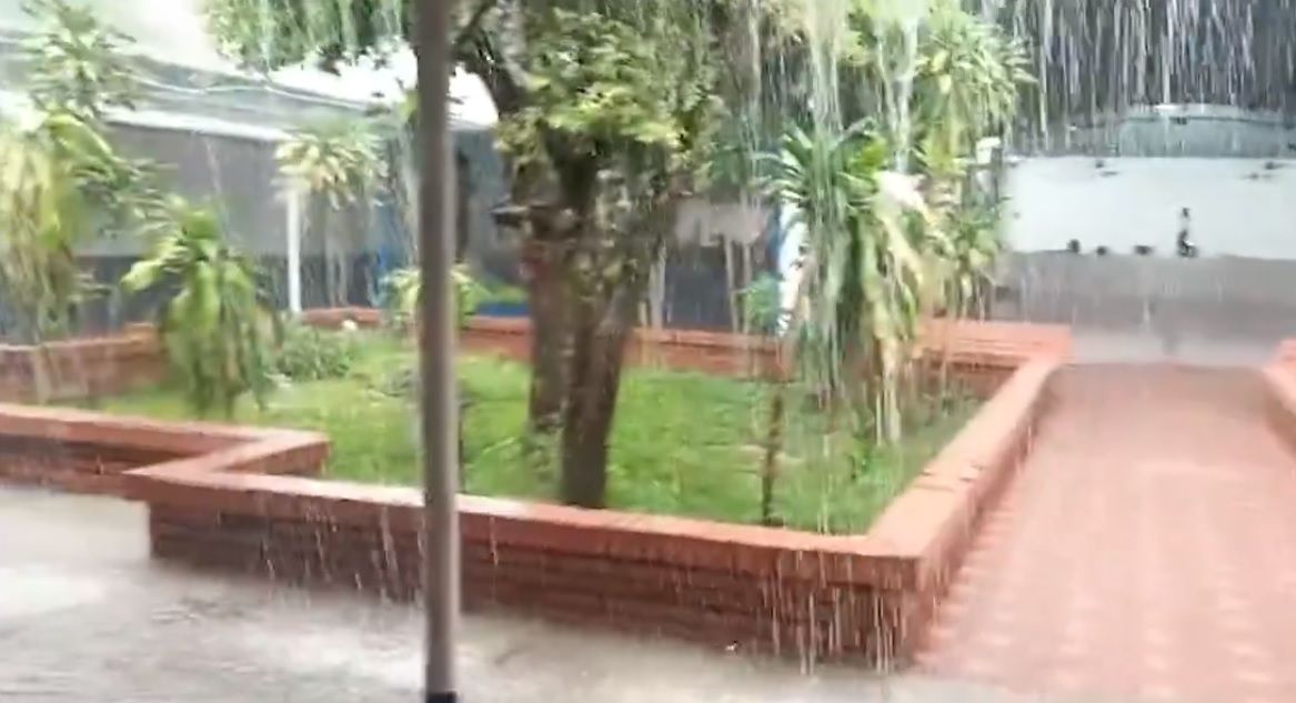 VIDEO. Estudiantes de Sabana de Torres luchan contra las lluvias