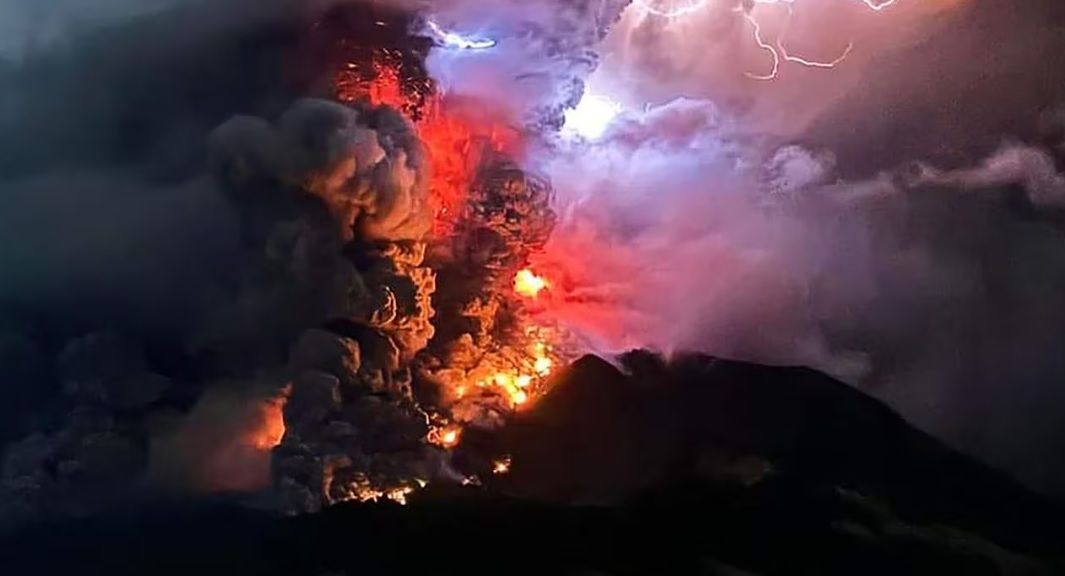 Erupción del volcán Ruang desencadena evacuaciones y riesgo de tsunami