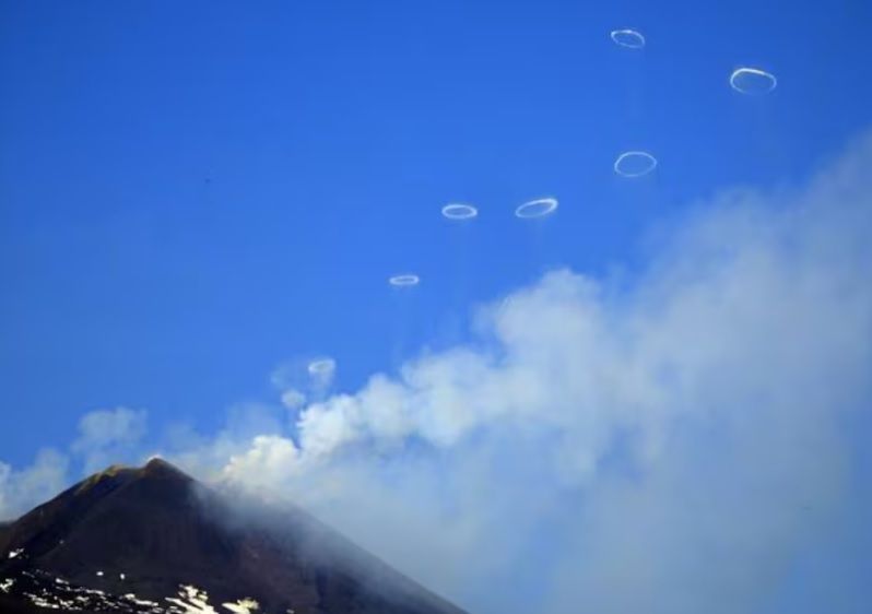 VIDEO. El Monte Etna engalana el firmamento con sus anillos volcánicos
