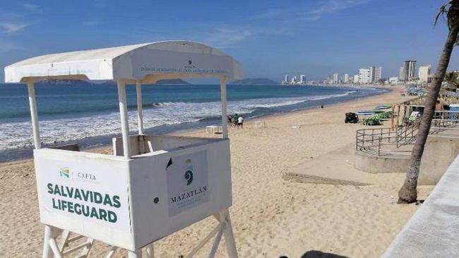 Policía acuática de Mazatlán rescata a nueve turistas de las fuertes corrientes