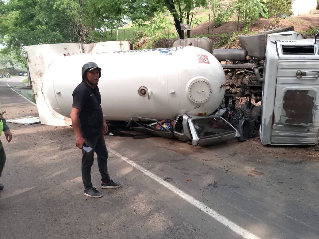 Camión aplastó un carro en el que se movilizaba una familia completa