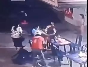 A mano armada los robaron con el 'pan en la boca'