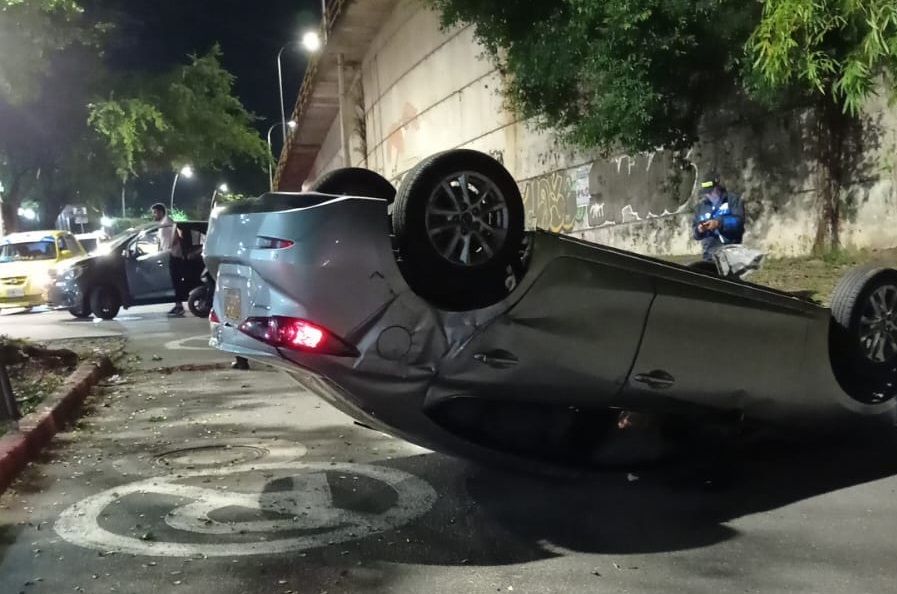 Impacto contra un separador generó el volcamiento de un vehículo en Floridablanca