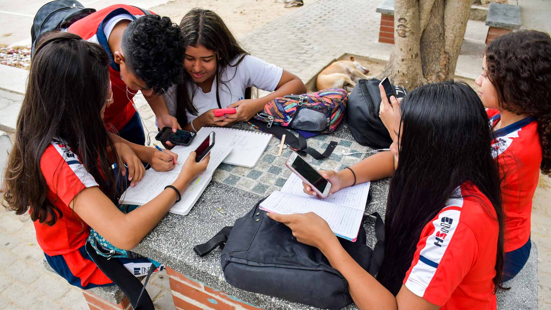 Empezó tendencia en Colombia para prohibir dentro de colegios el uso de celulares