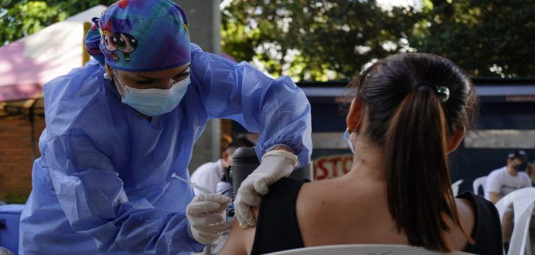 La COVID-19 no se ha ido y hay 24 puntos de vacunación en Bucaramanga