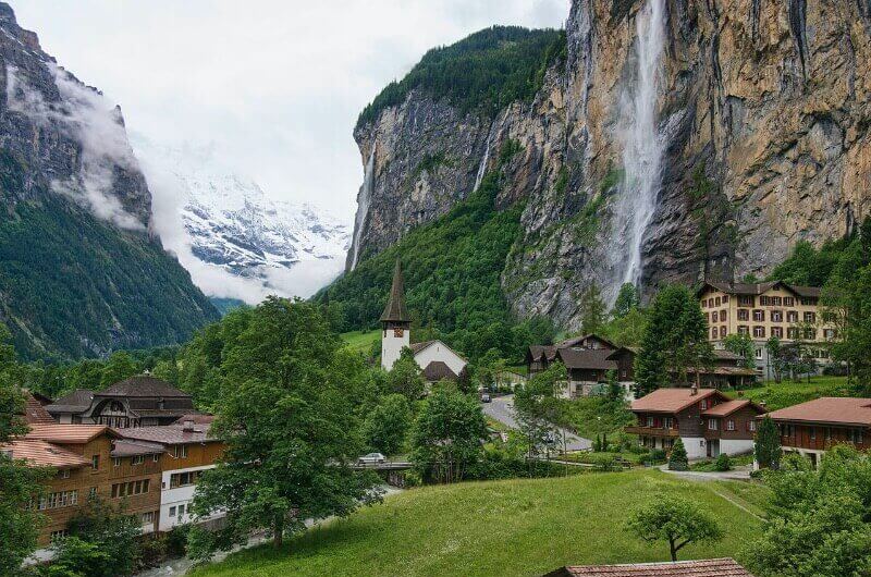 Lauterbrunnen, un pueblo suizo abrumado por turistas, quiere cobrar entrada a sus visitantes