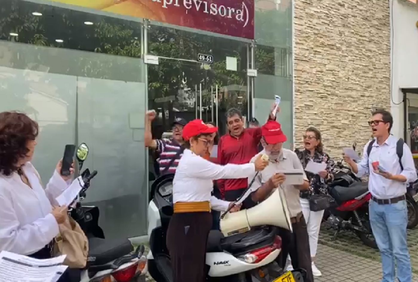 Docentes de Santander protestan frente a Fiduprevisora por fallas en la atención