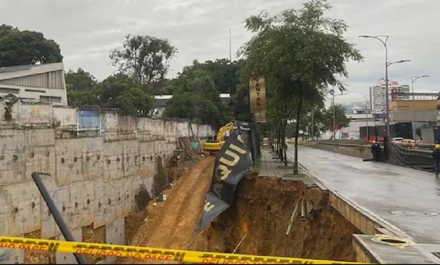 Colapso en obra de construcción genera inhabilitación vial en Bucaramanga