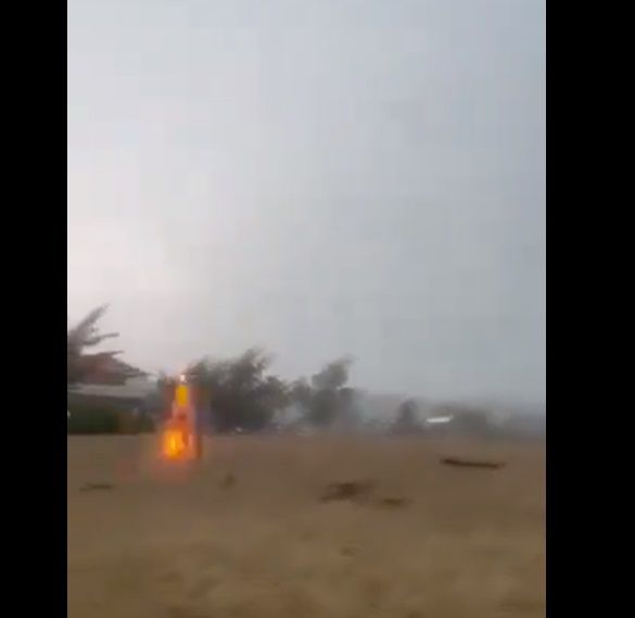 Tres menores resultaron heridos tras la caída de un rayo en una playa en Puerto Rico