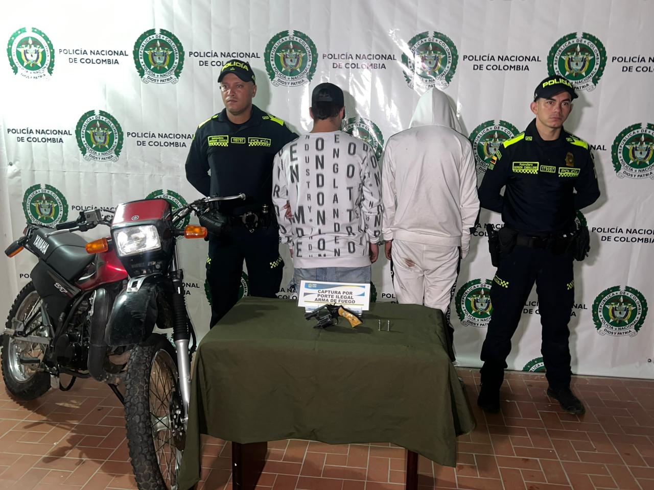 En plena Calle 200 de Floridablanca par de hombres se paseaban con un revolver