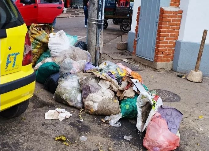 Ciudadanos exigen acción ante acumulación de basura frente al parque principal de Floridablanca