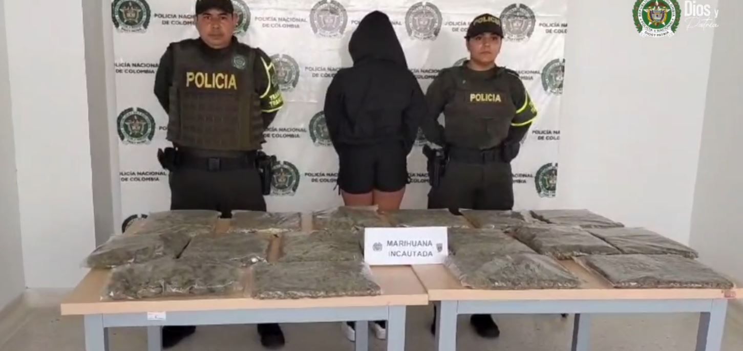 VIDEO. En la Vía Puente Nacional - Barbosa mujer viajaba con narco maletas