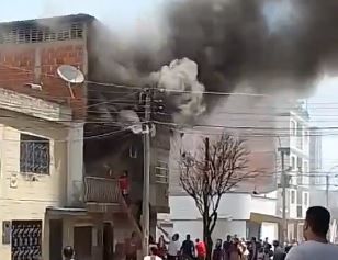 ÚLTIMA HORA. Incendio está consumiendo fábrica de calzado