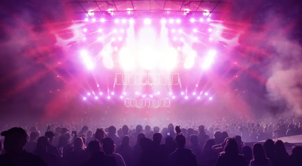 ¡Impactante accidente! Cantante se lanza al público y lesiona a fan