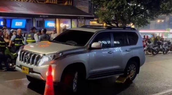 No se quiso bajar de su camioneta y se lo llevaron en la grúa