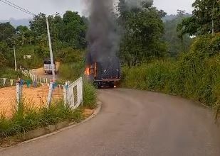 VIDEO. Extorsionistas hicieron que conductor quemara su camión en Lebrija