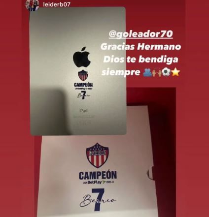 Carlos Bacca repartió Ipads a sus compañeros campeones de Liga