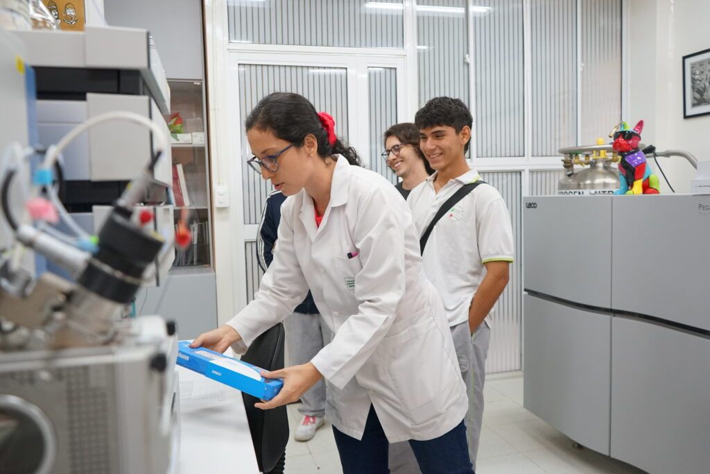 Estudiantes del Colegio New Port inician el Curso de Química con Esencia de la UIS