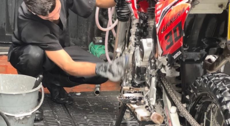 Lavadero de motos se ingenió ahorro con aguas lluvia