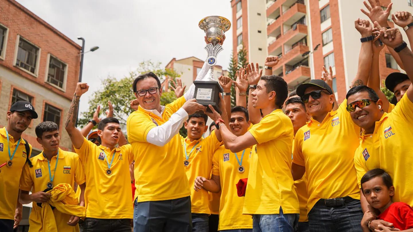 Batucada de bienvenida para equipo de fútbol UTS