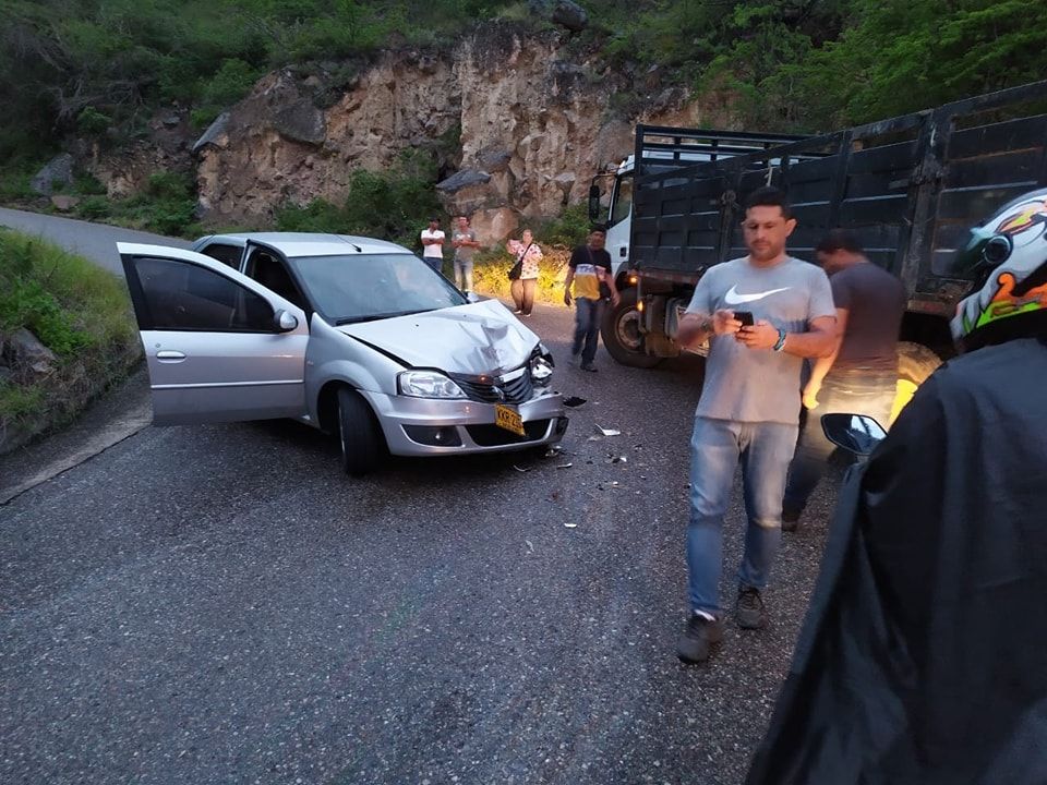 Tremendo susto se llevó una familia tras chocarse vía Zapatoca