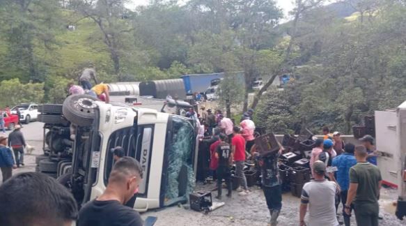 Camión de cerveza volcado colapsó la vía a Cúcuta