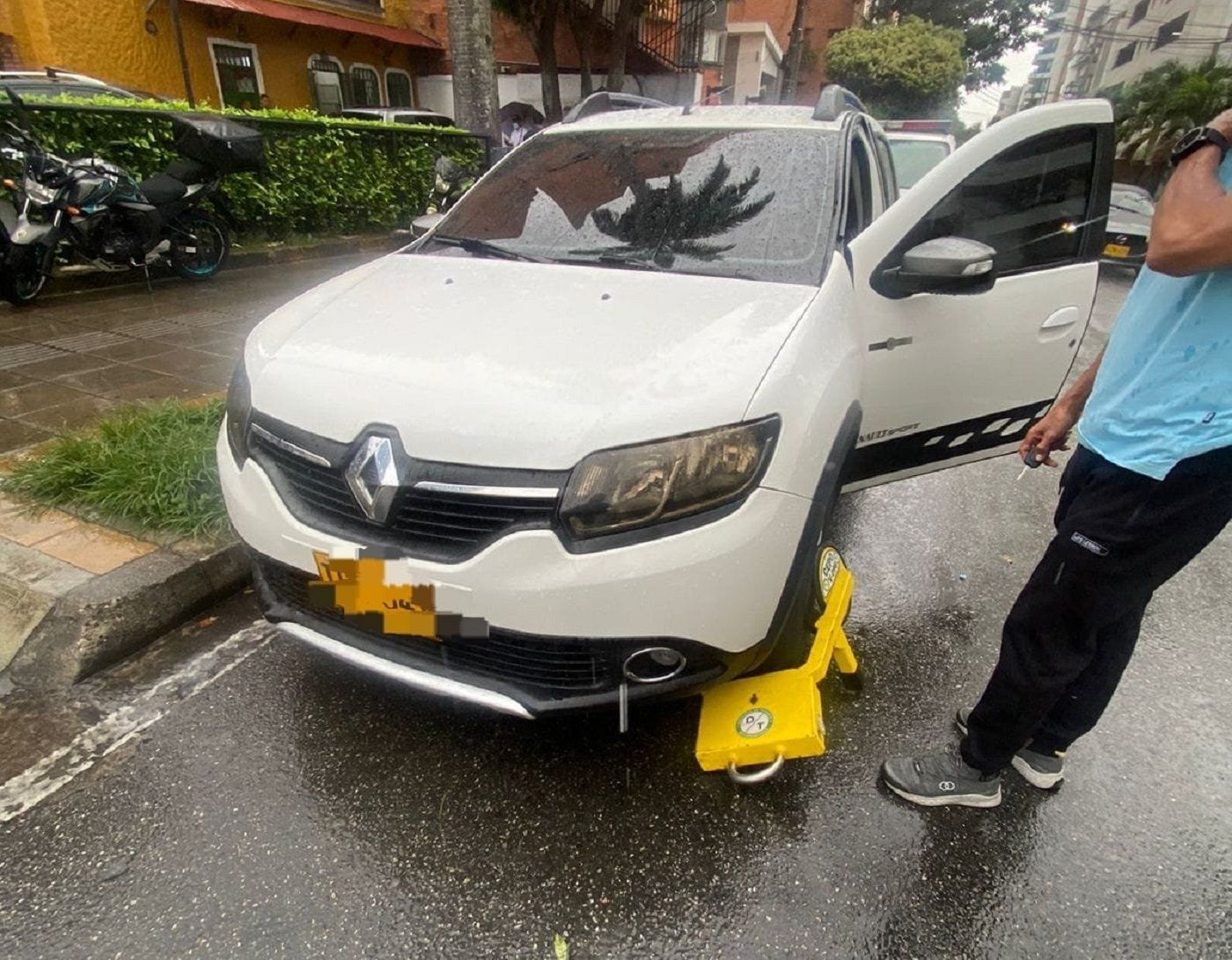 Secretario de Tránsito de Bucaramanga cuestiona a ciudadanos que parquean en las calles