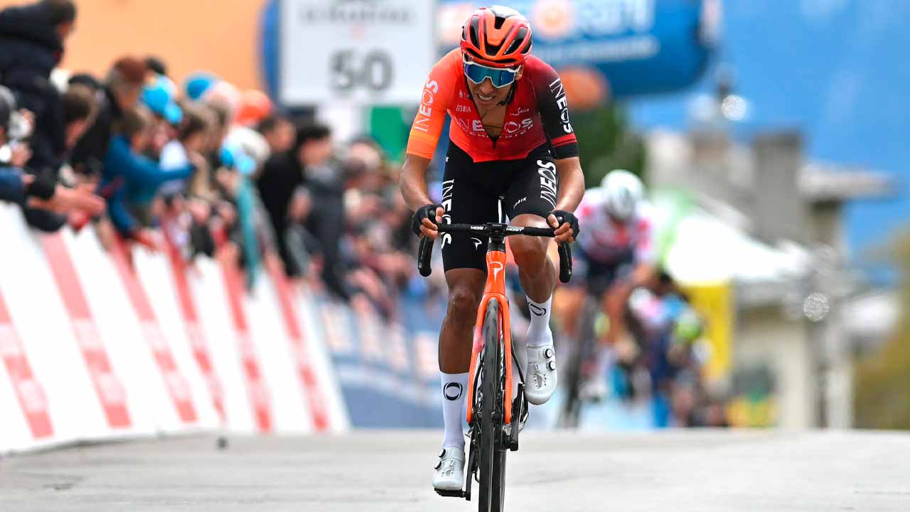 Egan Bernal escala al tercer puesto en la Vuelta a Suiza, dominada por Adam Yates